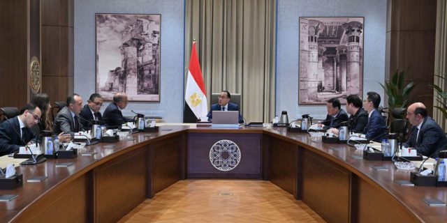 رئيس الوزراء يبحث مع شركتين صينيتين فرص الاستثمار والتمويل بمجالي تصنيع الخلايا الشمسية وأشباه الموصلات 16095