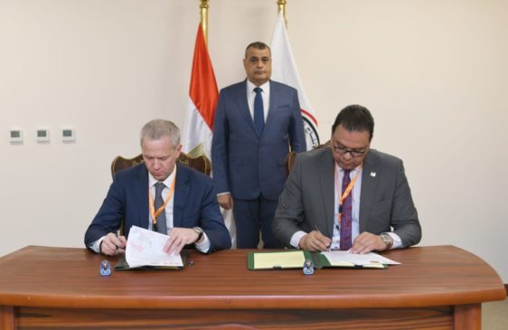 وزارة الإنتاج الحربي: وزير الدولة للإنتاج الحربي يشهد توقيع اتفاقية تعاون بين بنها للصناعات 31145