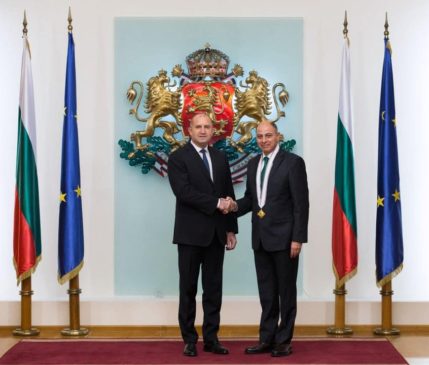 رئيس بلغاريا يمنح السفير المصري لدى صوفيا وساماً من الطبقة الأولى منح فخامة الرئيس 39380