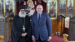 السفير المصري في بغداد يلتقى مع  الراهب القمص مينا الأورشليمي 
رئيس طائفة الأقباط الأرثوذكس في العراق