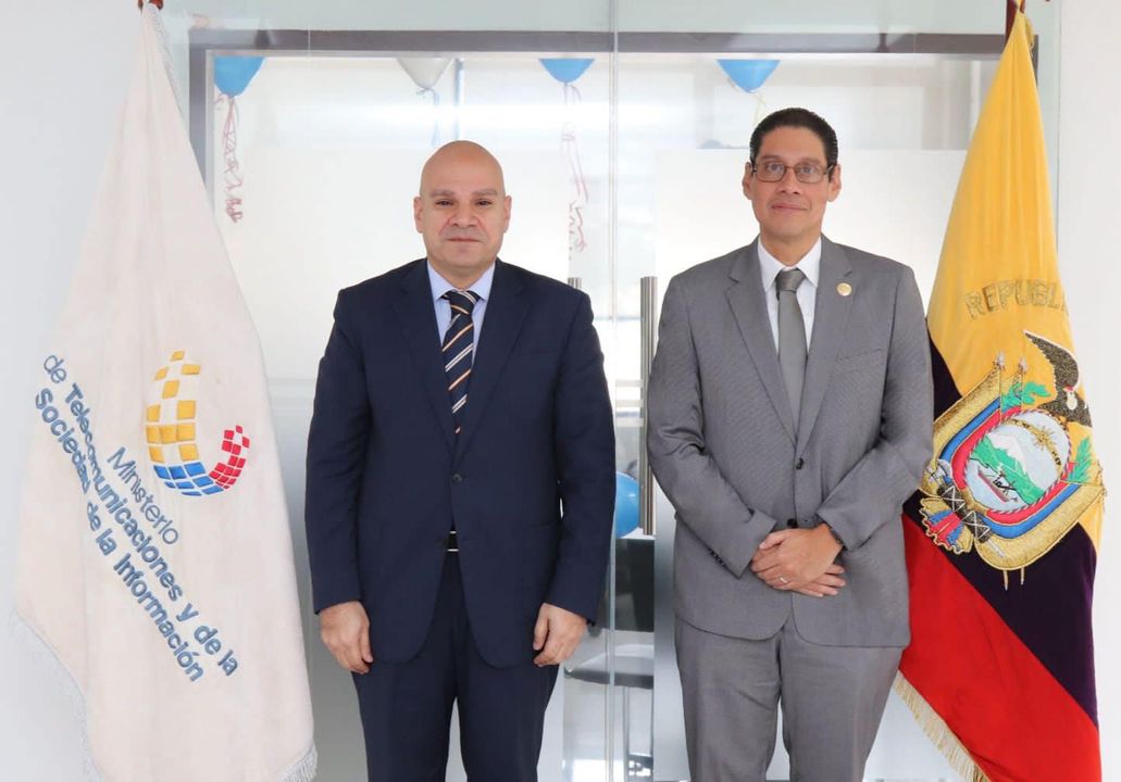 سفير مصر لدى الإكوادور يلتقي وزير الإتصالات ومجتمع المعلومات بالإكوادور - التقى السفيــر/ 11462