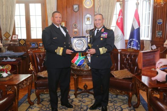 المتحدث العسكرى : قائد القوات البحرية يلتقى قائد القوات البحرية لجنوب أفريقيا 19243