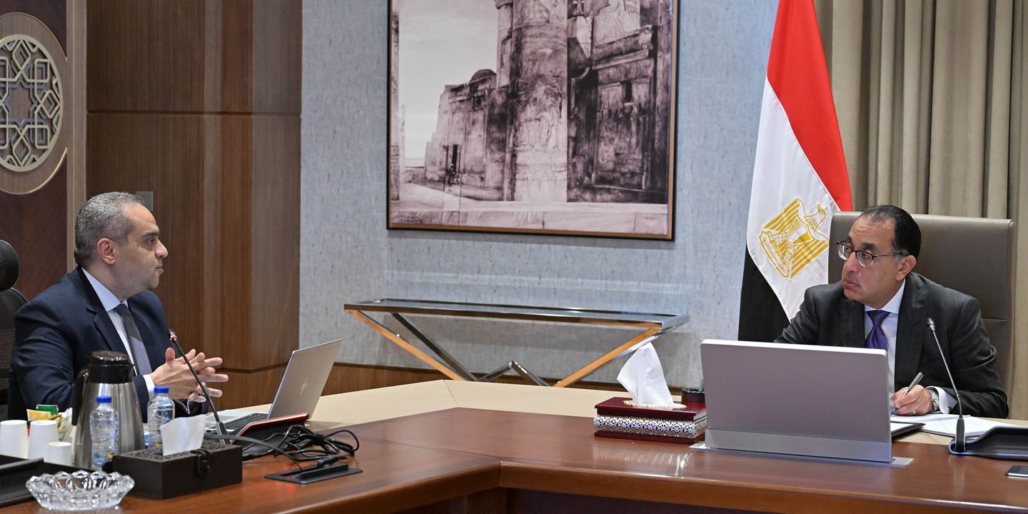 رئيس الوزراء يستعرض مع رئيس هيئة الدواء المصرية عددًا من ملفات العمل ما تم تنفيذه من الخطة الاستراتيجية 19524