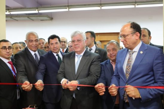 وزيرا التعليم العالي والشباب والرياضة ورئيس جامعة حلوان يفتتحون نادي جامعة حلوان ويتفقدون بعض منشآته 44446