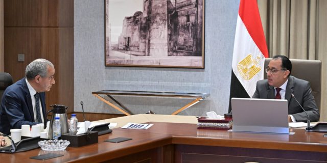 رئيس الوزراء يتابع مع وزير التموين والتجارة الداخلية تنفيذ قرارات ضبط الأسواق ومشروع الصوامع وسُبل تطوير 87440