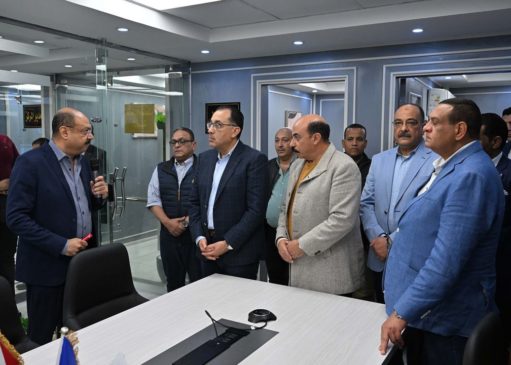 خلال تواجده بديوان عام محافظة أسوان: رئيس الوزراء يتفقد مركز نظم المعلومات والتحول الرقمي بأسوان خلال 92878