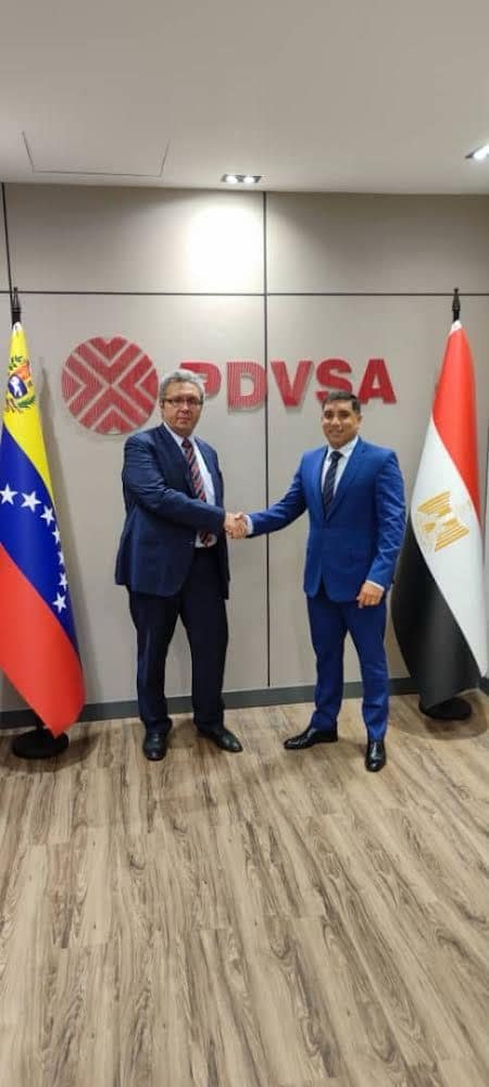 سفير مصر لدى فنزويلا يلتقي بوزير البترول الفنزويلي  في إطار التقارب الثنائي والعلاقات الطيبة 92992
