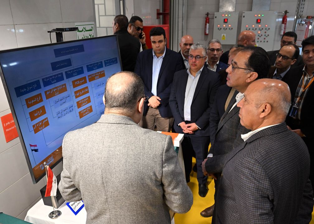 خلال جولته بالمنطقة الاقتصادية لقناة السويس: رئيس الوزراء يزور مصنع سيراج فلير لإنتاج أجهزة الإضاءة 96641