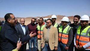 رئيس الوزراء يجرى حوارا مع العاملين بمشروع تطوير وتوسعة مطار سانت كاترين 
 حرص الدكتور مصطفى