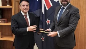 لقاء سفير مصر في نيوزيلندا مع رئيس لجنة العلاقات الخارجية والدفاع والتجارة بالبرلمان النيوزيلندى 
