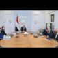 السيد الرئيس يستعرض جهود الحكومة لتهيئة مناخ الأعمال وجذب المزيد من الاستثمارات المحلية والأجنبية