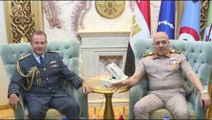 الفريق أحمد خليفة رئيس أركان حرب القوات المسلحة يلتقي قائد قوة دفاع نيوزيلندا