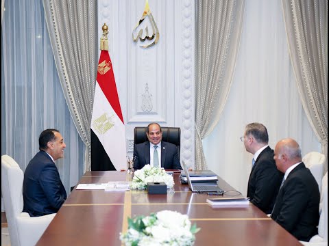 الرئيس عبد الفتاح السيسي يجتمع برئيس مجلس الوزراء ووزير البترول والثروة المعدنية hqdefaul 42