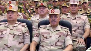 الفريق أول عبد المجيد صقر يلتقى بعدد من مقاتلى القوات الخاصة من المظلات والصاعقة