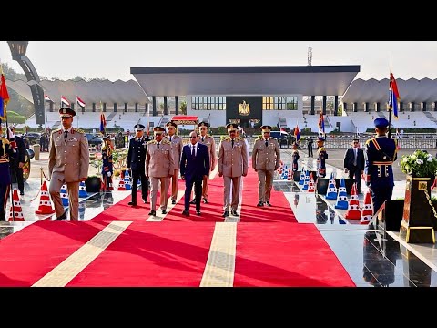 الرئيس عبد الفتاح السيسي يضع أكاليل الزهور على النصب التذكاري لشهداء القوات المسلحة hqdefaul 11