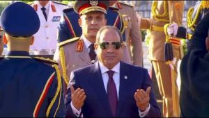 الرئيس عبد الفتاح السيسى يضع إكليل من الزهور على النصب التذكارى لشهداء القوات المسلحة