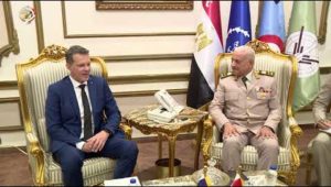 الفريق أول عبد المجيد صقر يلتقى وزير الدفاع الرومانى